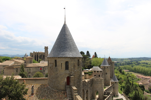 Carcassonne - les remparts et la basilique