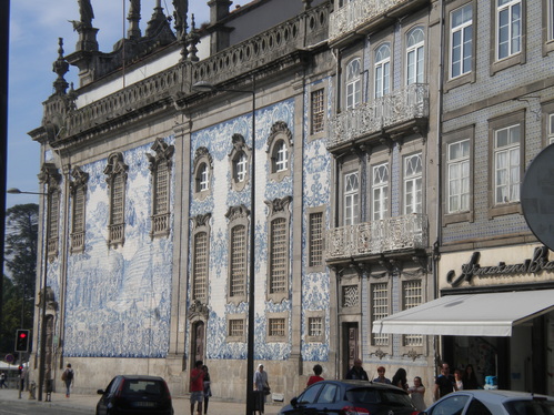 Façade d'une église couverte d'Azulejos